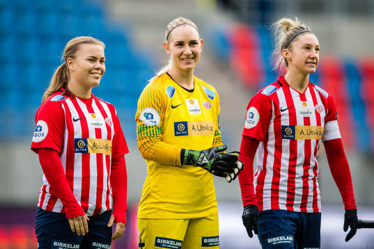 Olaug Tvedten, goalkeeper Louise Alexandra Högrell and