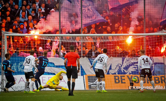 Malmö FFs Rasmus Bengtsson gör 0-1 på Örebros målvakt