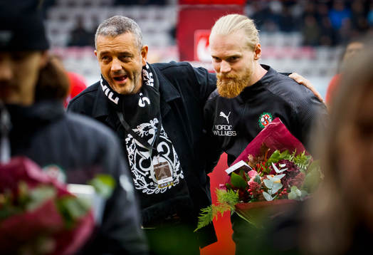 Örebros målvakt Mathias Karlsson tackas av