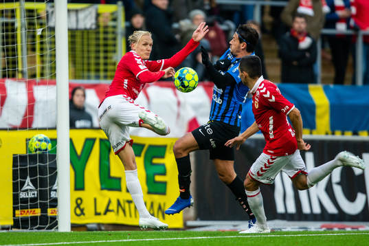 Kalmars Henrik Löfkvist klackar bort en målchans
