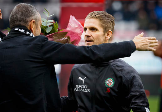 Örebros Martin Lorentzson tackas av