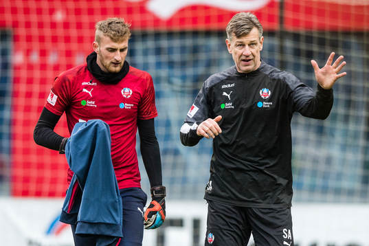 Helsingborgs målvakt Alexander Nilsson och  målvakts