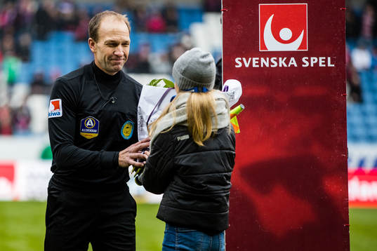 Assisterande domare Fredrik Nilsson hyllas