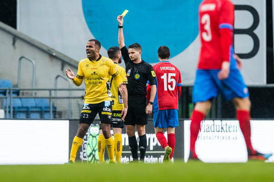 Domare Joakim Östling varnar Elfsborgs Frederik Holst