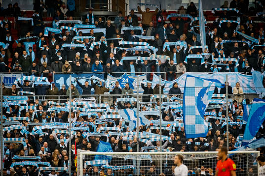 Malmö FFs supportrar med halsdukar