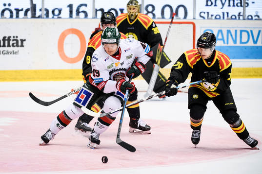 Frölundas Rhett Rakhshani jagas av Brynäs Victor
