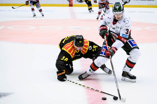 Brynäs Anton Rödin och Frölundas Jacob Moverare  i kamp