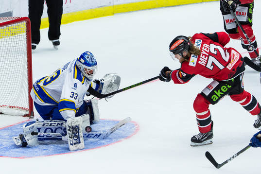 Malmö Redhawks Nicolai Meyer och Leksands målvakt Axel