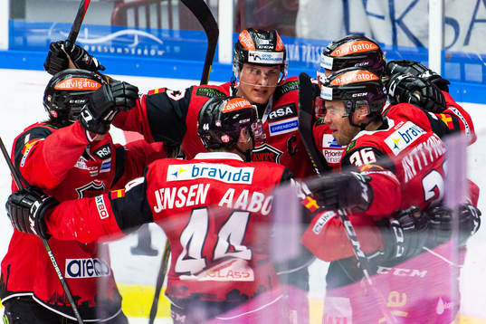 Malmö Redhawks Lars Bryggman juvblar med lagkamrater