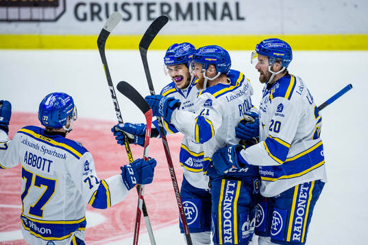 Leksands Thomas Valkvae Olsen jublar med lagkamraterna