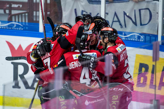 Malmö Redhawks Lars Bryggman jublar med lagkamraterna