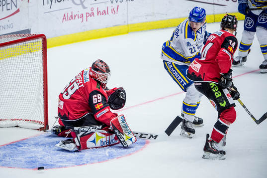 Leksands Sebastian Wännström mot Malmö Redhawks målvakt