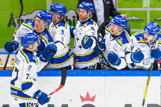 Leksands Spencer Abbott jublar med lagkamrater