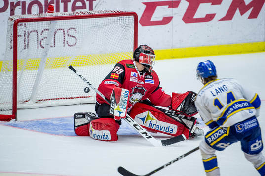 Leksands Oskar Lang gör mål på Malmö Redhawks målvakt