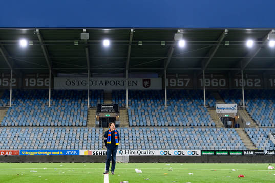 Djurgårdens tränare Thomas Lagerlöf på arenan