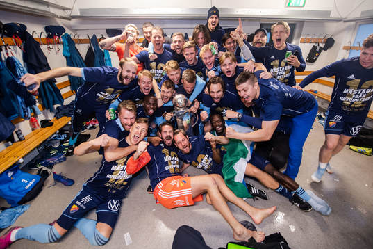 Djurgårdens spelare jublar med Lennart Johanssons pokal