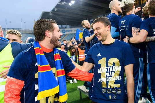 Djurgårdens målvakt Tommi Vaiho och Erik Berg jublar