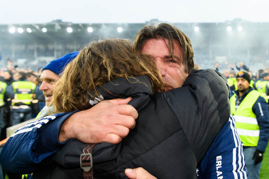 Djurgårdens sportchef Bosse Andersson kramas om