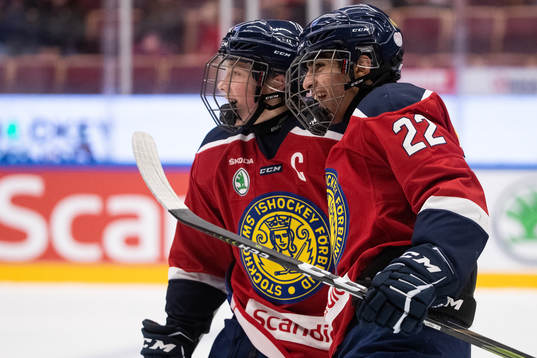Stockholm Nords Arshia Dajalood jublartillsammans med Edgar