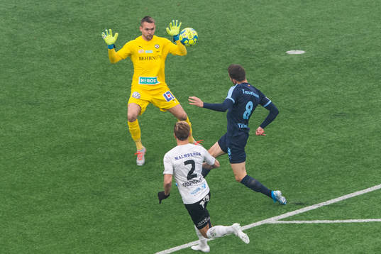 Örebros målvakt Oscar Jansson mot Malmö FFs Arnór