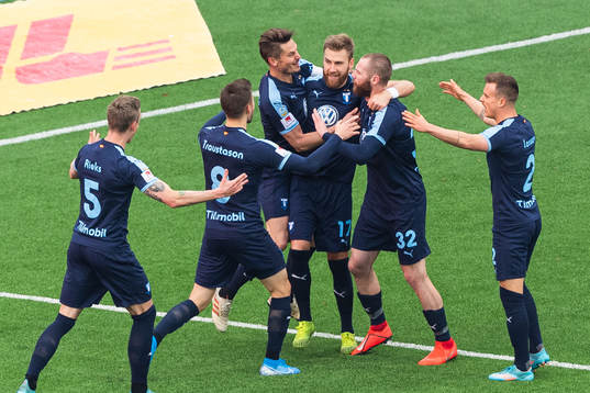 Malmö FFs Rasmus Bengtsson jublar med lgkamrater