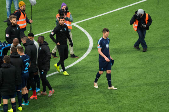 Malmö FFs Markus Rosenberg lämnar prisutdelningen