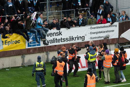 Malmö FFs Markus Rosenberg kastar tröjan till publiken