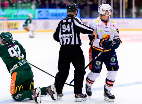 Färjestads Jesper Olofsson och Djurgårdens Robin Norell i