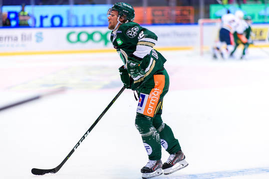 Färjestads Jesper Olofsson haltar av isen