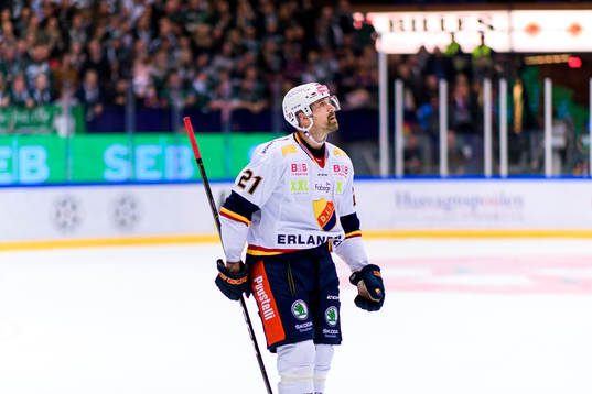 Djurgårdens Patrik Berglund tittar på jumbotronen