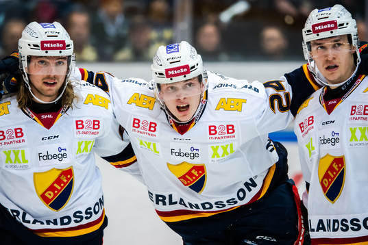 Djurgårdens Erik Walli-Walterholm får hjälp av planen