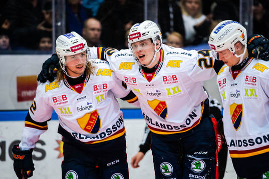 Djurgårdens Erik Walli-Walterholm får hjälp av planen