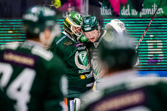 Färjestads målvakt Markus Svensson och Linus Arnesson