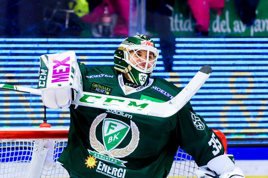 Färjestads målvakt Markus Svensson jublar