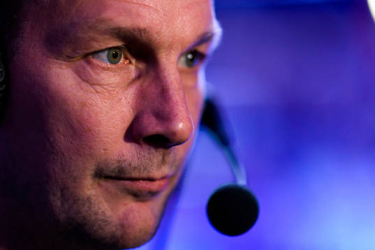 Färjestads huvudtränare Johan Pennerborn blir intervjuad