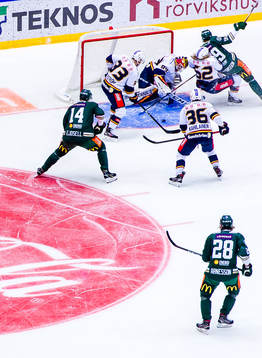 Rörigt framför Djurgårdens målvakt Niklas Svedberg