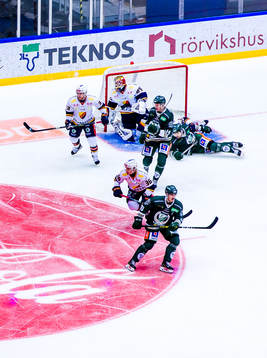 Rörigt framför Djurgårdens målvakt Niklas Svedberg
