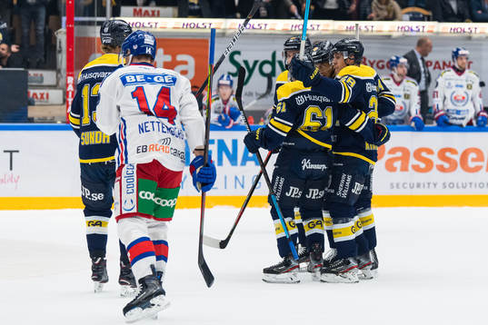 s Juuso Ikonen jublar med lagkamrater