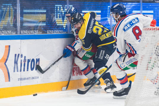Oskarshamns Nichlas Torp och Simon Després i kamp om