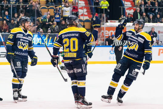 s Axel Holmström, Linus Sandin och Markus Lauridsen jublar
