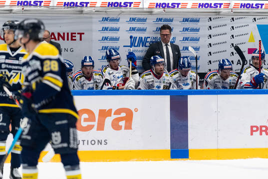 Oskarshamns tränare Håkan Åhlund och spelarna i båset