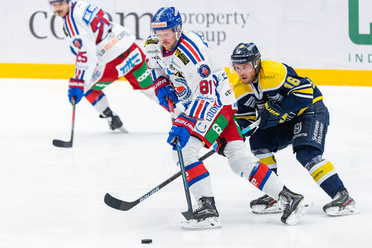 s Filip Sandberg i kamp om pucken