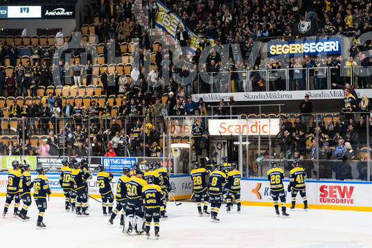 s spelare jublar med supportrarna