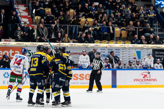 s Juuso Ikonen jublar med lagkamrater