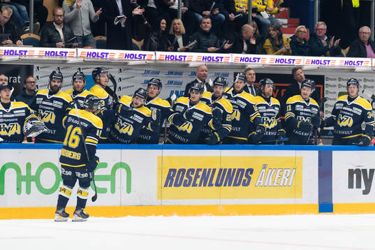 s Filip Sandberg jublar med spelarna i båset
