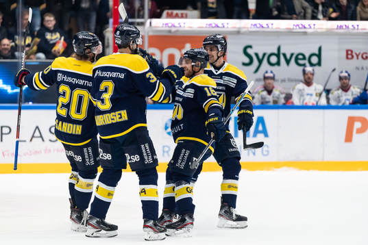 s Filip Sandberg jublar med Linus Sandin, Markus Lauridsen