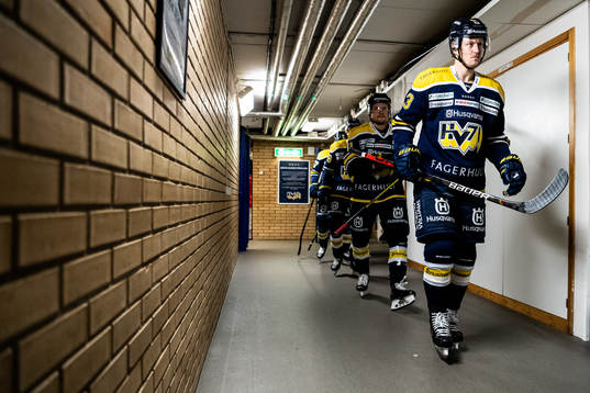 s spelare på vät in till uppvärmning med Oscar Sundh i
