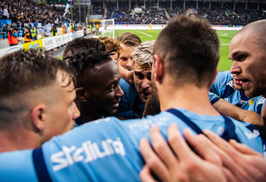 Djurgårdens Mohamed Buya Turay jublar med lagkamrater