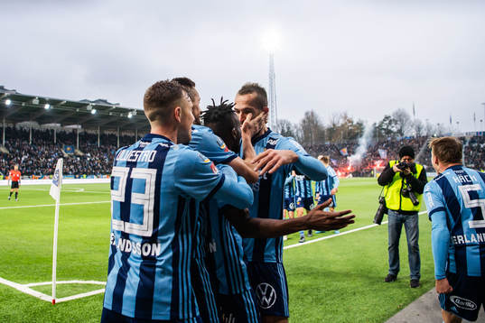 Djurgårdens Mohamed Buya Turay jublar med lagkamrater