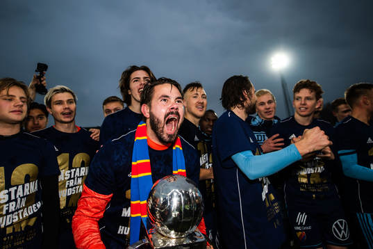 Djurgårdens målvakt Tommi Vaiho jublar med Lennart